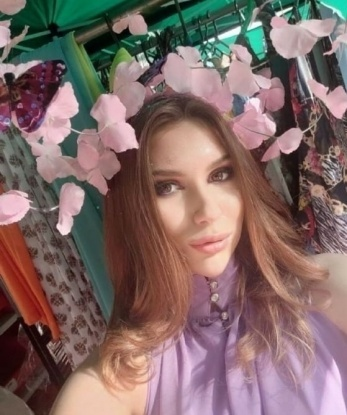Живу в Москве, городе страсти и возможностей, где я с радостью буду твоей компаньонкой. Мои услуги разнообразны и включают эксклюзивные эротические массажи, интимные встречи и многое другое. Познакомься со мной ближе и ты откроешь новые грани удовольствия с помощью моих нежных рук и страстного тела. Отзывы о моих услугах говорят сами за себя, с помощью них ты сможешь подтвердить высокий уровень моих навыков. Для тебя я могу приготовить шикарный эротический образ, о котором мечтал всегда. Посмотри мои фото и убедись сам, что я - идеальный выбор для незабываемых моментов страсти и наслаждения. Со мной ты увидишь звезды на небе и ощутишь настоящее блаженство. Не упускай возможности встретиться со мной в Москве и испытать неповторимые эмоции. Хлоя